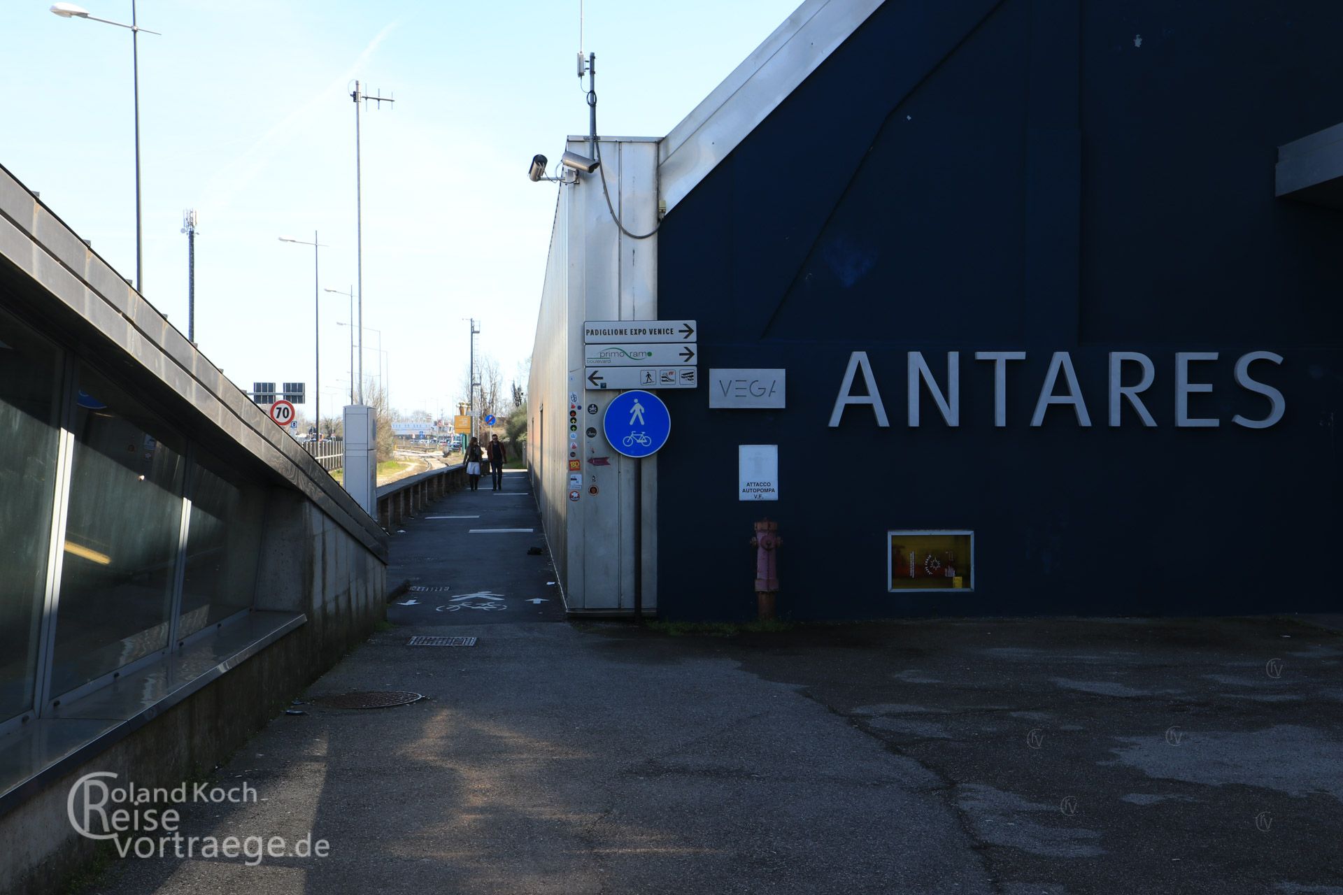 mit Kindern per Rad über die Alpen, Via Claudia Augusta, Südseite des Bahnhofs von Porto Maghera mit Radweg nach Venedig